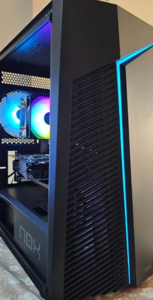 Vista frontal en ángulo de la caja NOX negra con tira LED azul