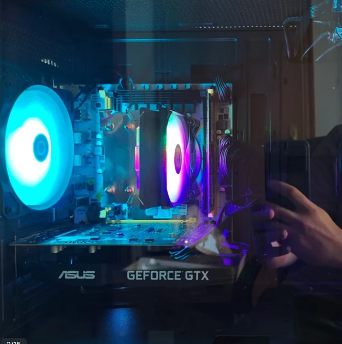 Interior del PC con placa ASUS, GPU GeForce GTX y ventiladores ARGB