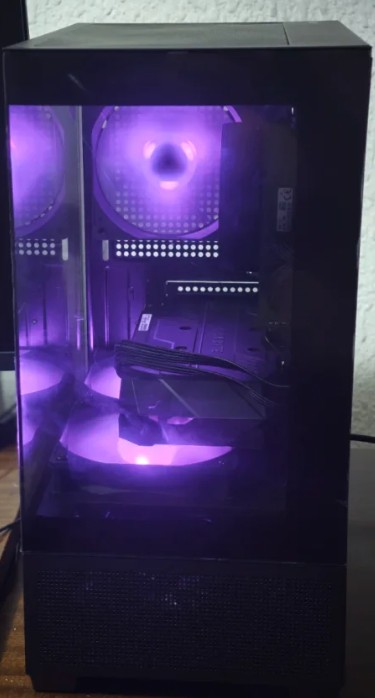 Vista superior interior del PC gaming Ryzen con ventiladores morados ARGB