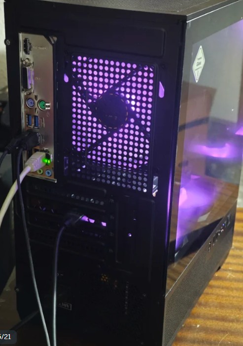 Parte trasera del PC gaming Ryzen 5 con placa MSI AM4 y conectividad
