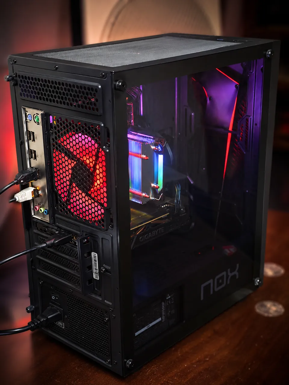 PC Gaming RTX 2060 con caja NOX ARGB — Xeon E5-2680 v4 14 núcleos, 32GB DDR4 ECC y SSD NVMe, vista lateral con cristal templado