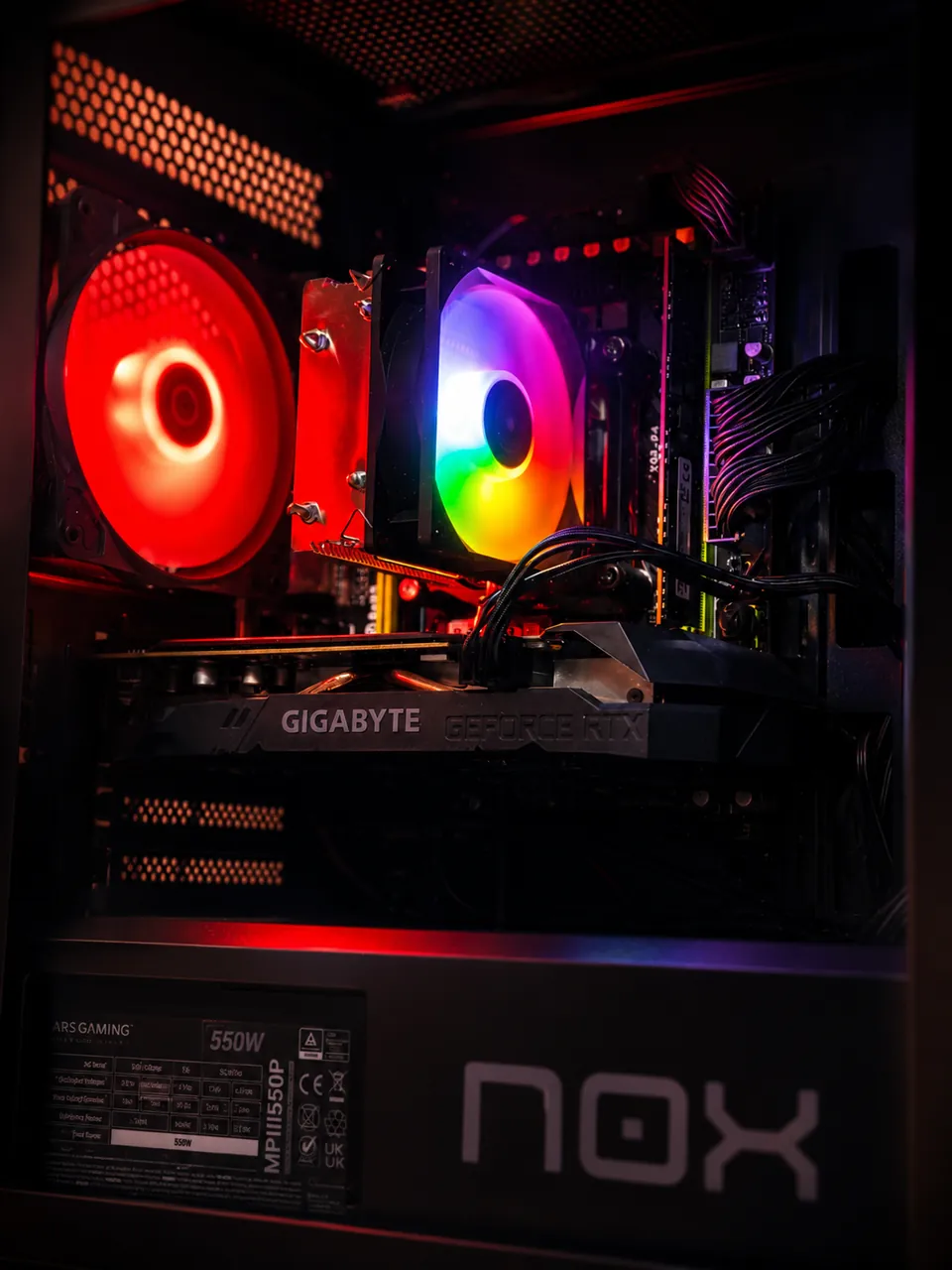 Interior del PC con GPU Gigabyte RTX 2060 6GB y disipador RGB sobre placa X99